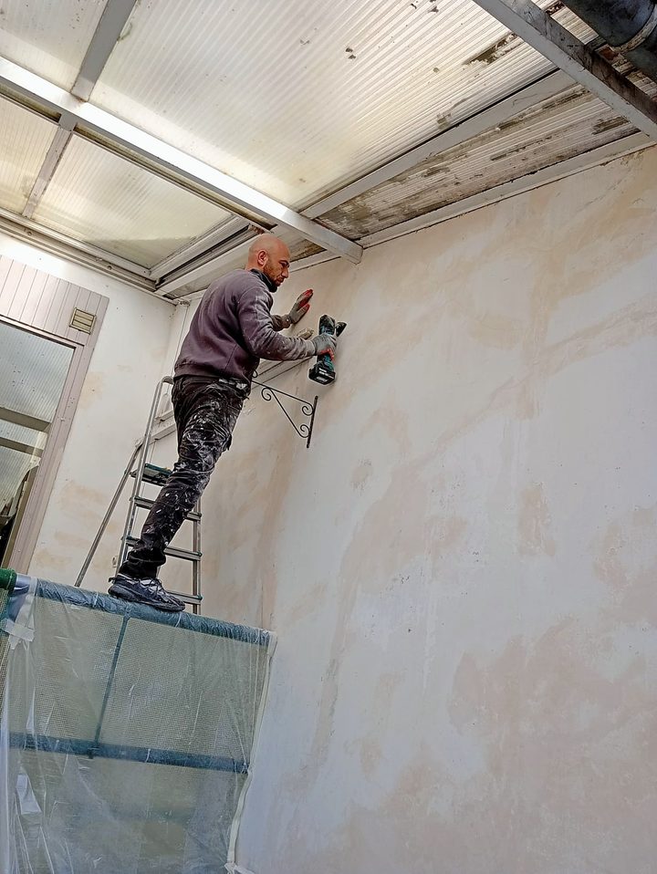 KALIX team working on a ceiling