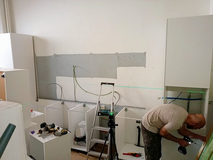 KALIX team fitting a new kitchen