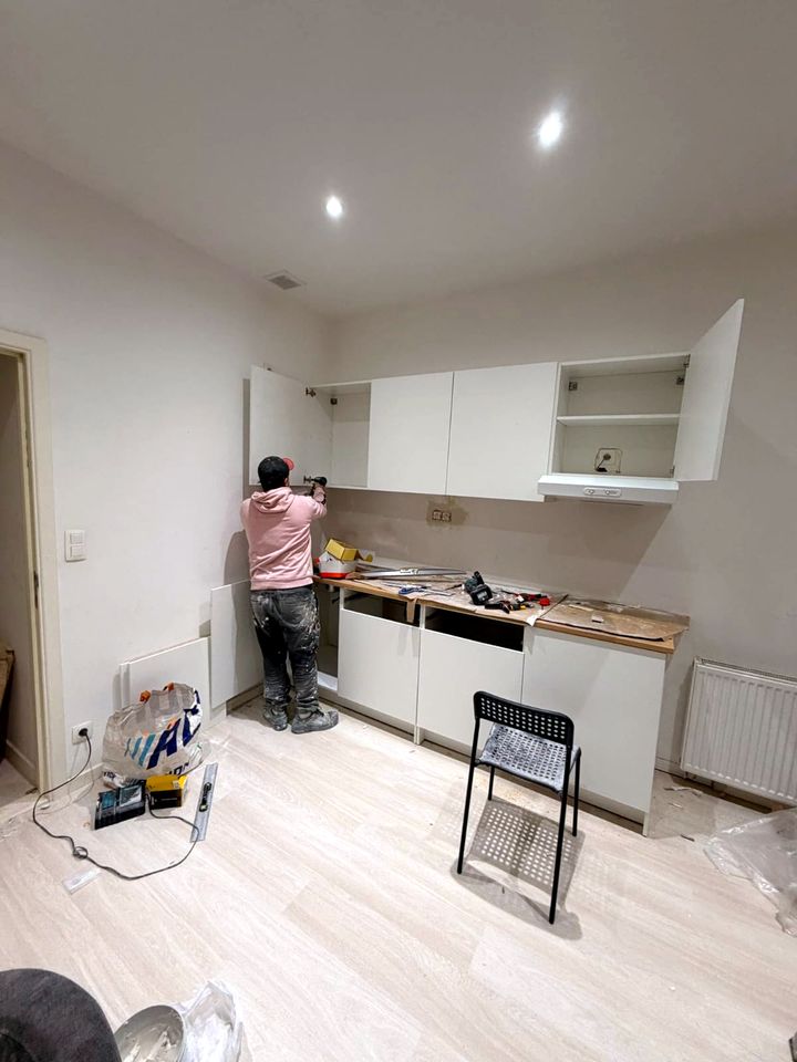 KALIX team fitting kitchen units